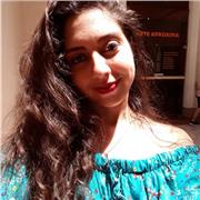 Professora de ciências ensina crianças, adolescentes e adultos de todas as idades